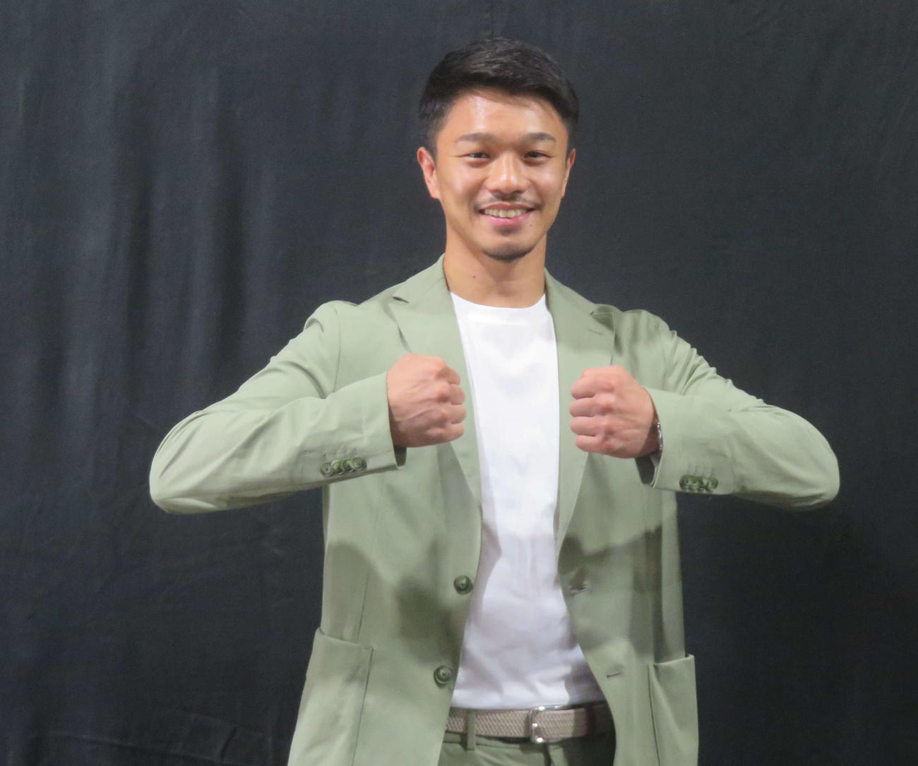 井上尚弥がザ・リング誌選定ベルトを含めて5本の世界ベルトを持つポーズをまねし、すべてのベルトを奪う姿勢をみせた中谷潤人