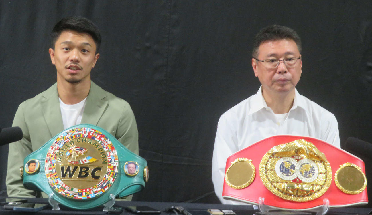 所属ジムの村野健会長（右）とともにWBC、IBF世界バンタム級王座の返上を表明した中谷潤人
