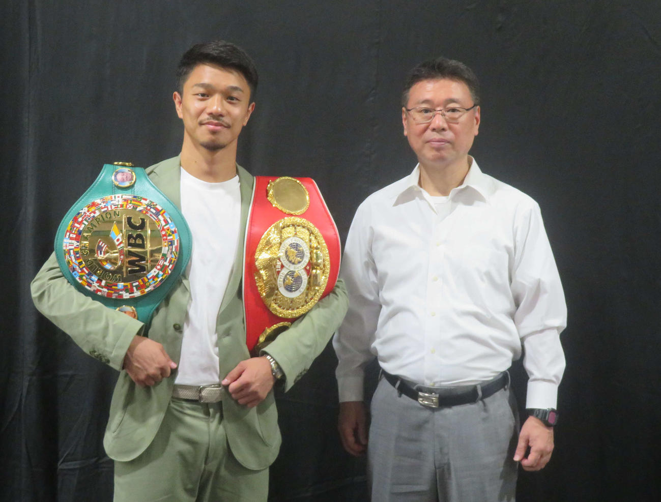 所属ジムの村野健会長（右）とバンタム級ベルト返上会見に臨んだWBC、IBF世界同級王者中谷潤人