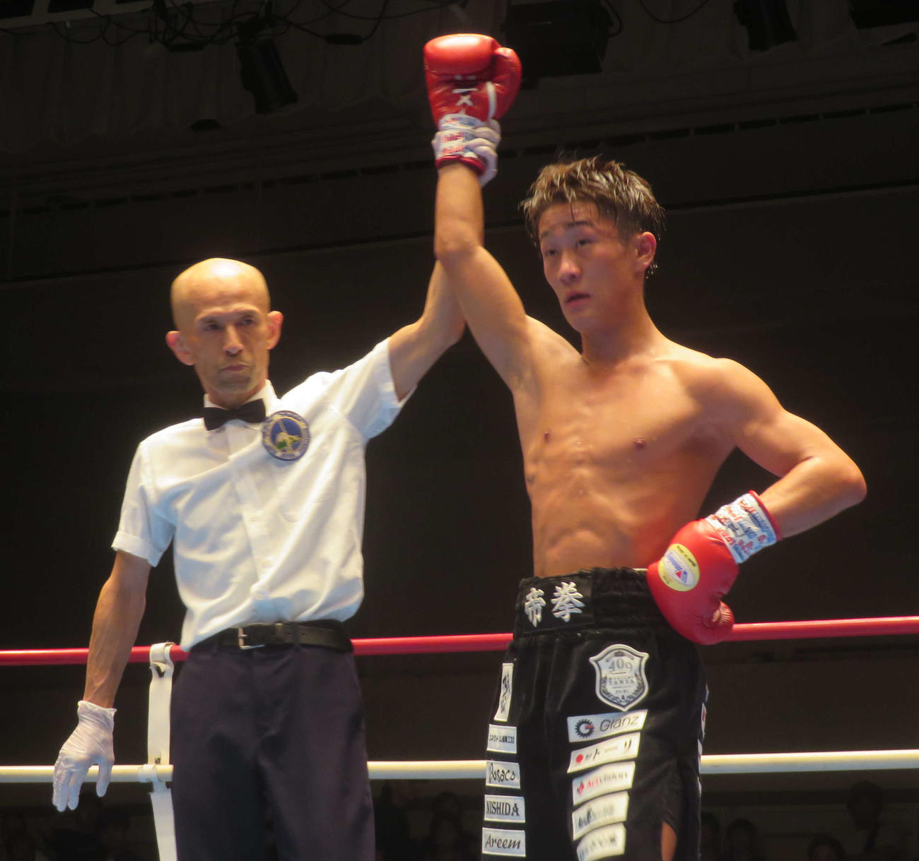判定勝利で東日本新人王フライ級決勝に進んだ鈴木丈太朗（右）