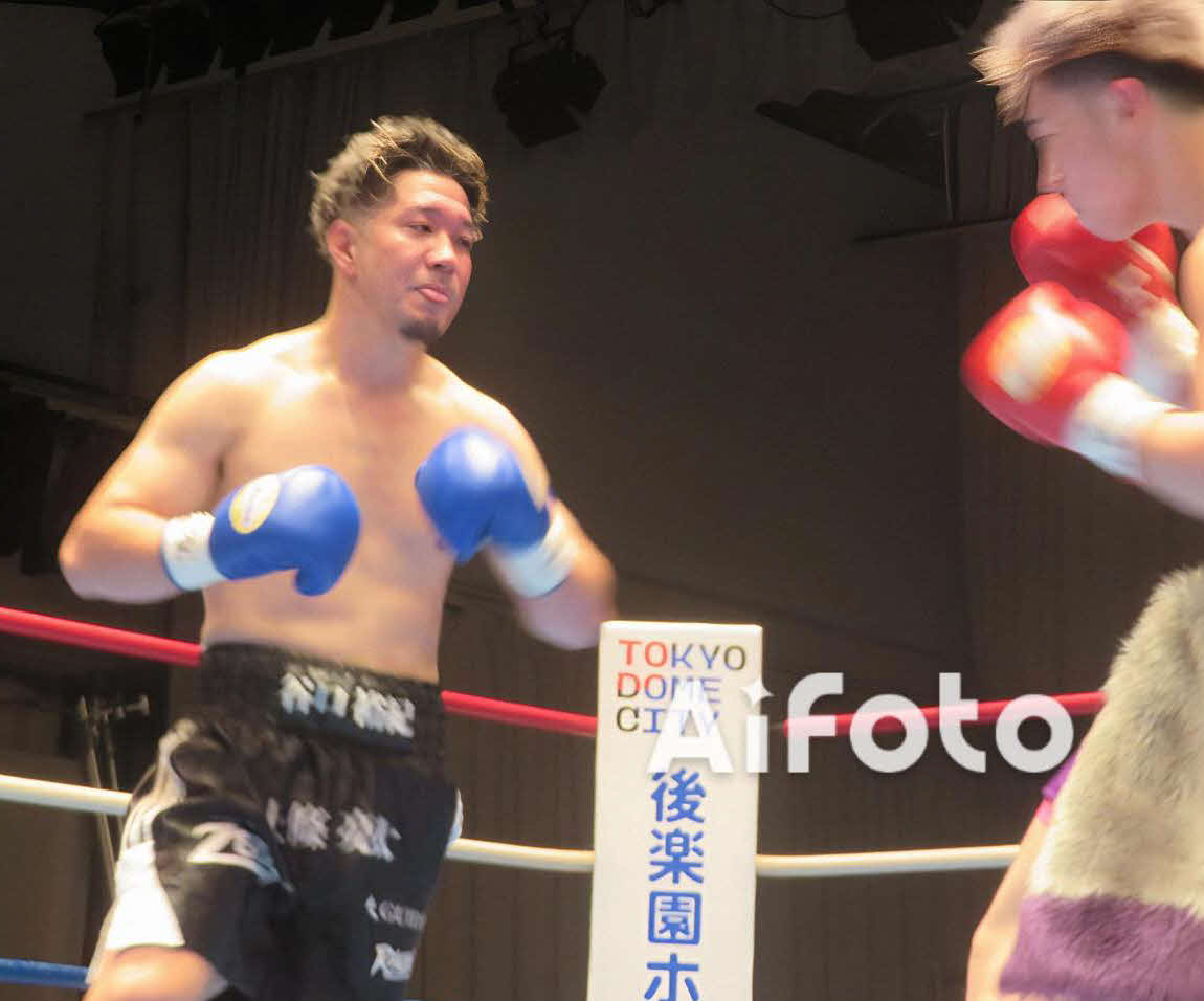 東日本新人王ミドル級準決勝で、佐々木革（右）と対戦した谷口裕紀