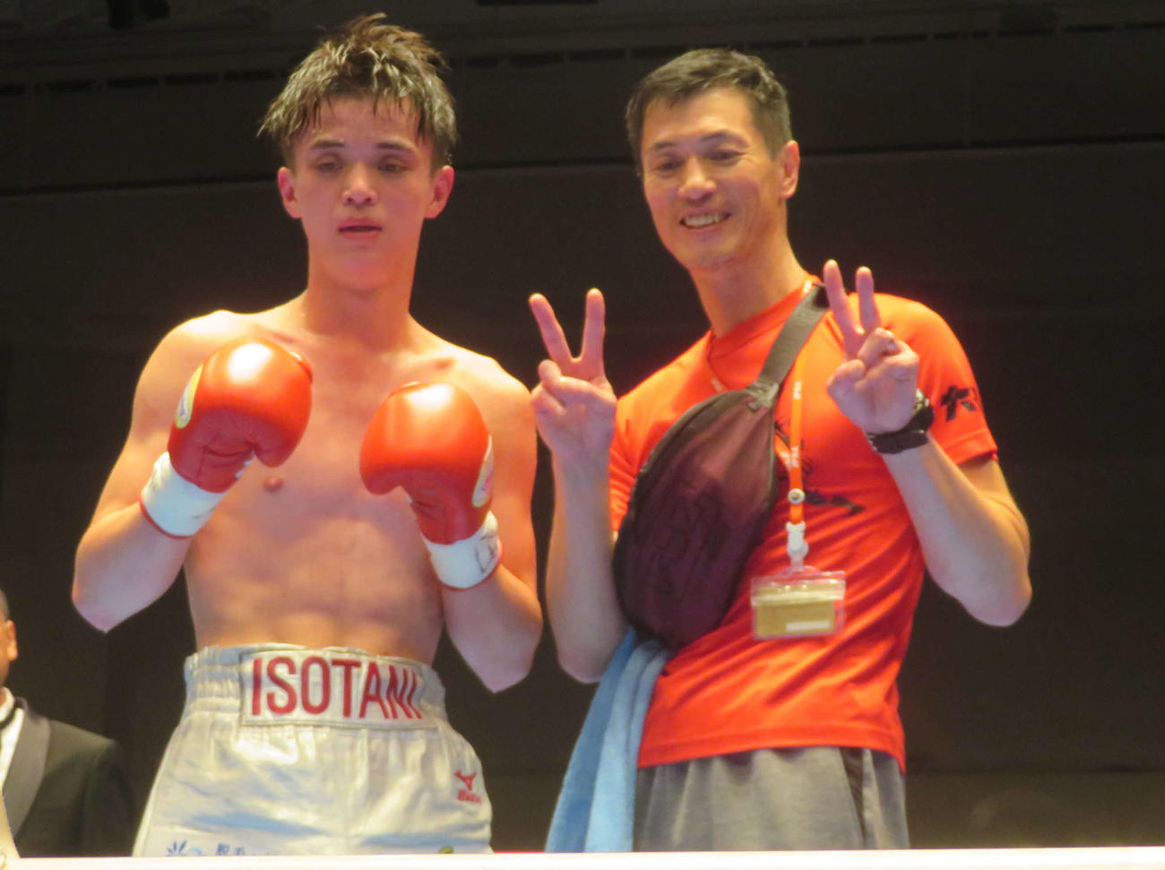東日本新人王スーパーライト級決勝に進出した磯谷広太（左）。右はトレーナーの父和広氏