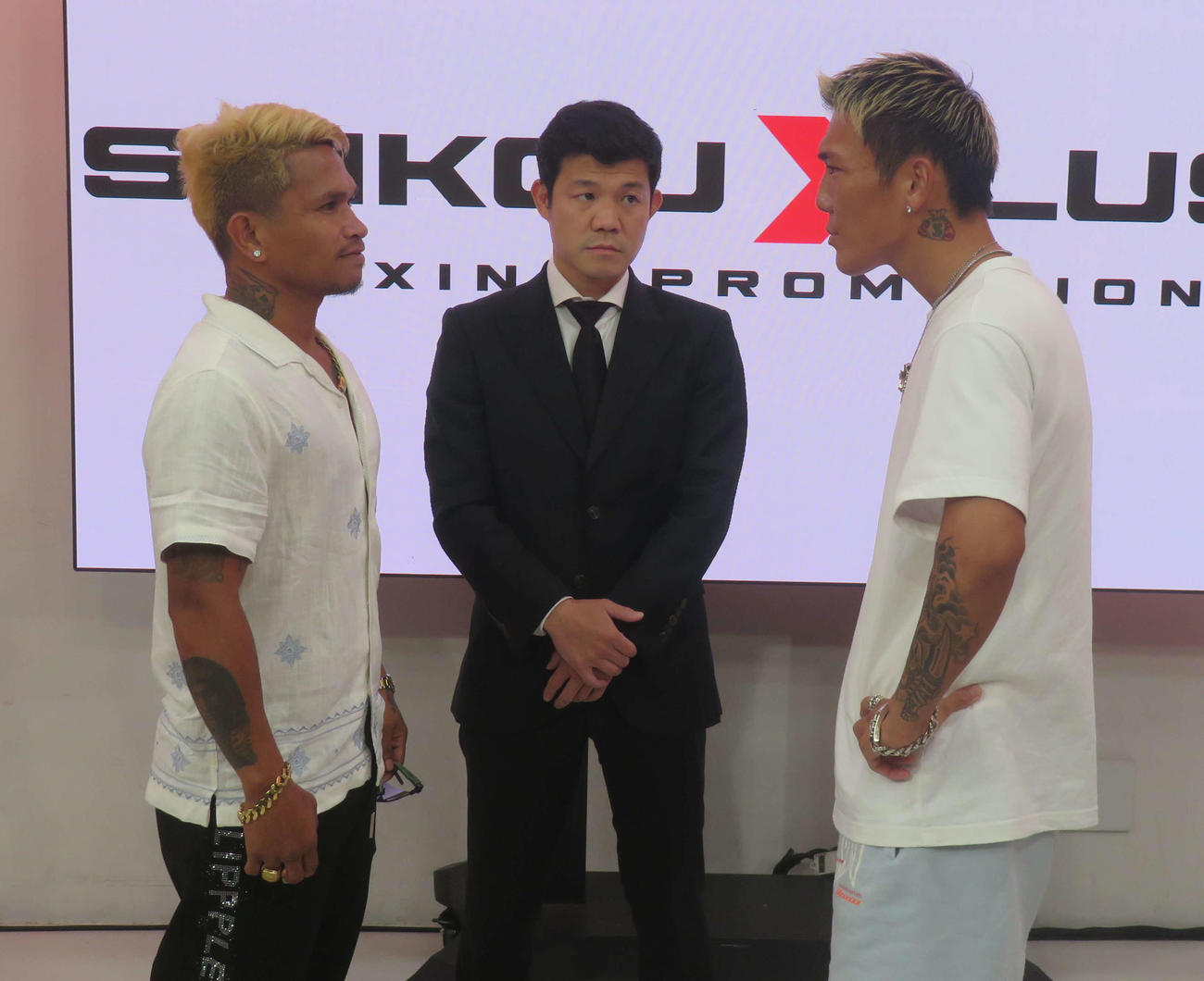 10月25日のキルギス興行で激突するジョンリール・カシメロ（左端）と亀田京之介（右端）がフェースオフ。中央は興行を運営する亀田興毅氏