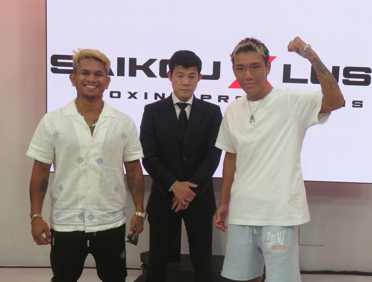 10月25日にキルギス共和国で対戦するジョンリール・カシメロ（左端）と亀田京之介（右端）。中央は興行を仕切る亀田興毅氏