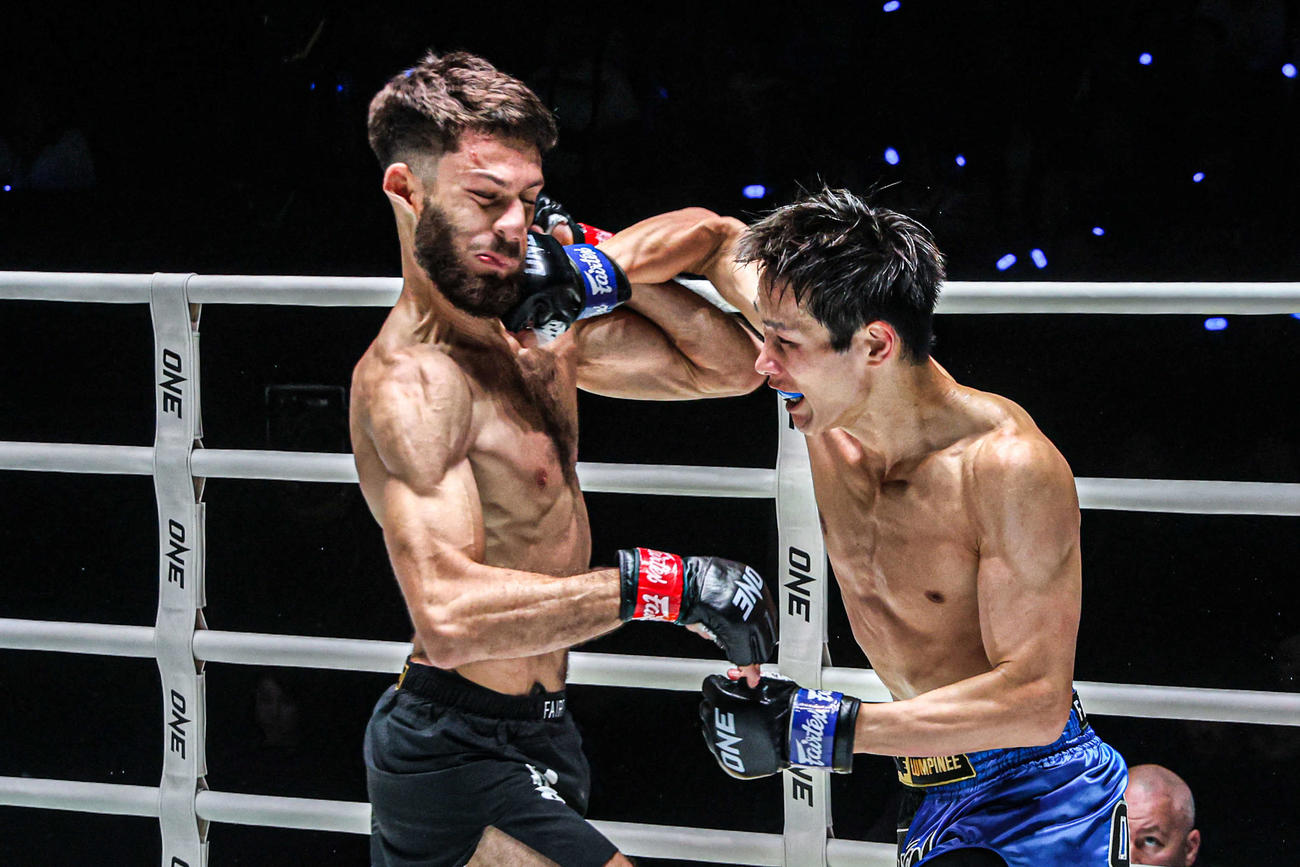 強烈なパンチを相手の顔面にめり込ませる睦雅（C）ONE Championship
