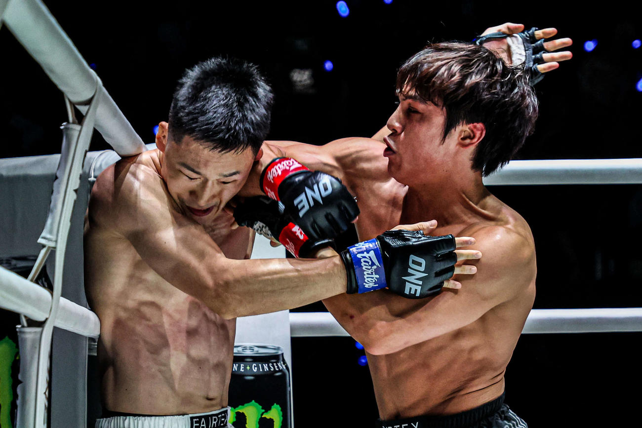 相手のヒジを浴びるスソン（左）（C）ONE Championship