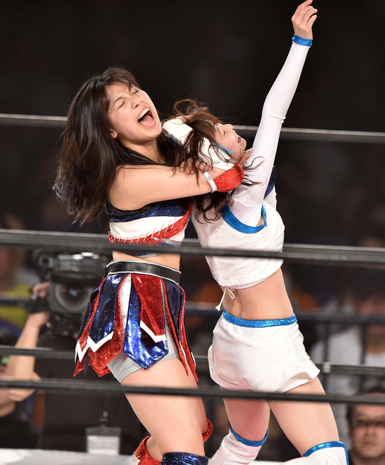 AKB48グループ新聞　AKB48グループプロレス興行「豆腐プロレス　ザ・リアル2018 WIP QUEENDOM」　バブリー荒井（荒井優希＝左）はバード高柳（高柳明音）を攻める（2018年2月撮影）