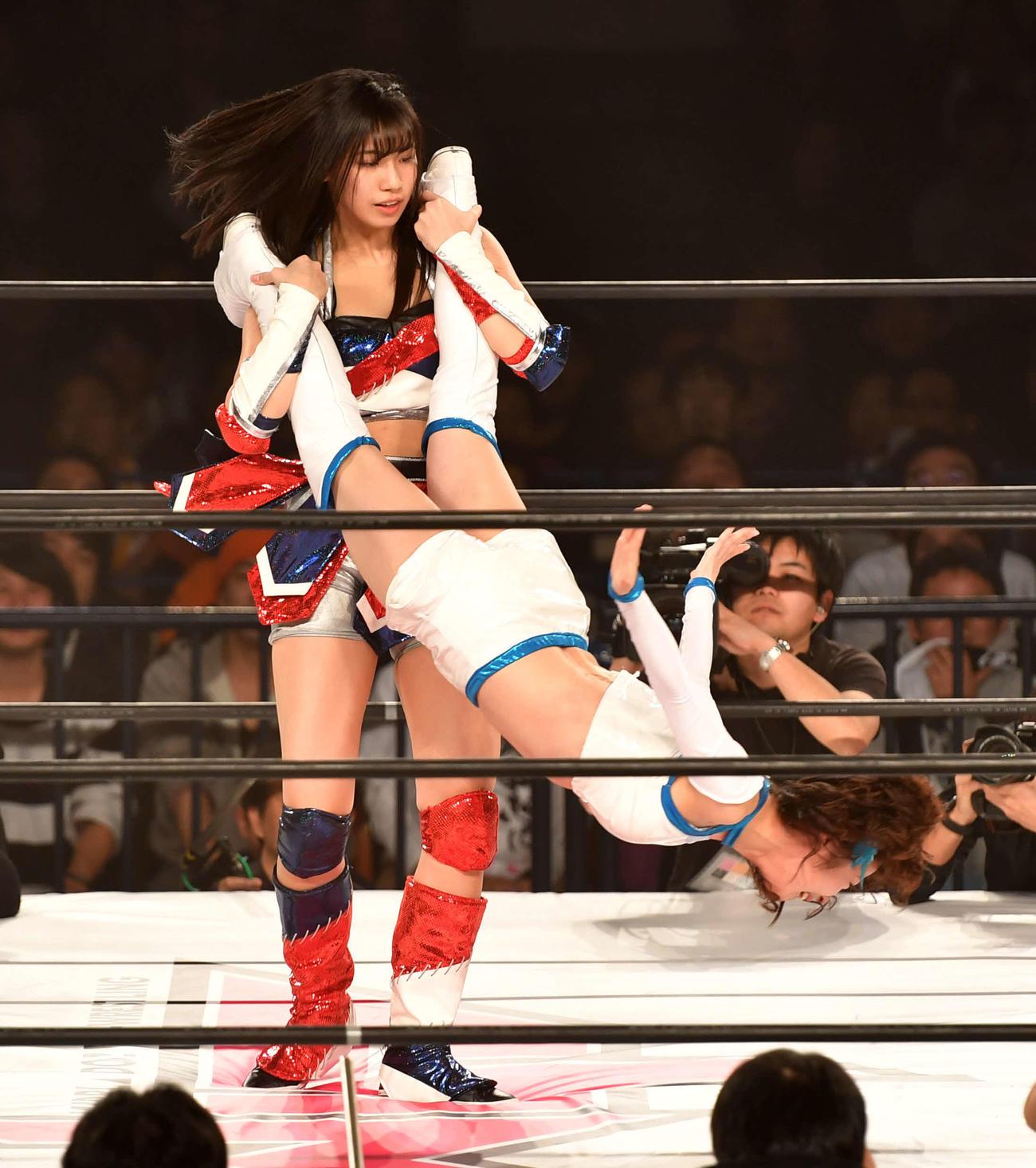 AKB48グループ・プロレス興行「豆腐プロレス　ザ・リアル2018 WIP QUEENDOM」　バード高柳対バブリー荒井　バード高柳（高柳明音）はバブリー荒井（荒井優希＝左）と対戦する（2018年2月撮影）