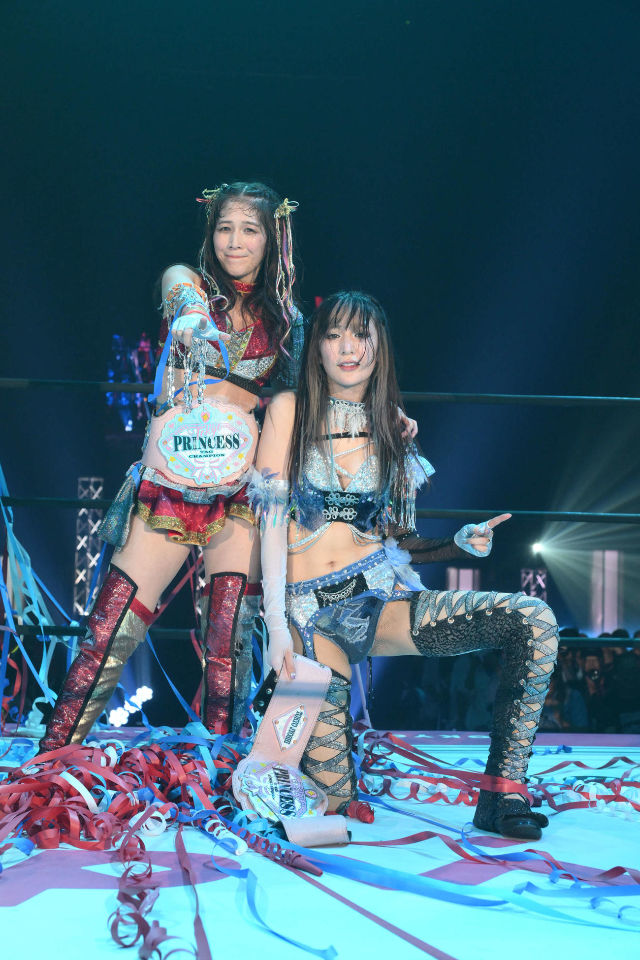 初戴冠を果たしたオーバーイーツの上原わかな（左）と上福ゆき