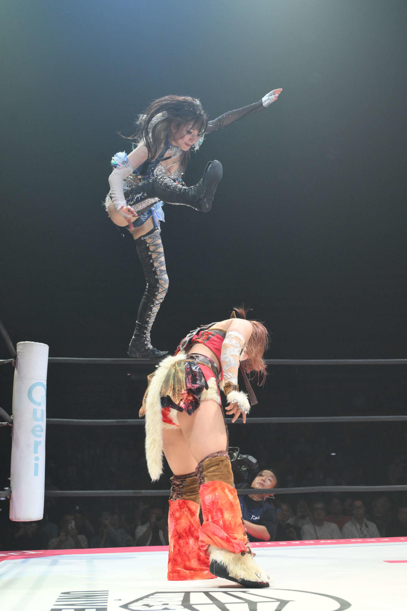 中島翔子にダイビング・フェイマサーを決める上福ゆき