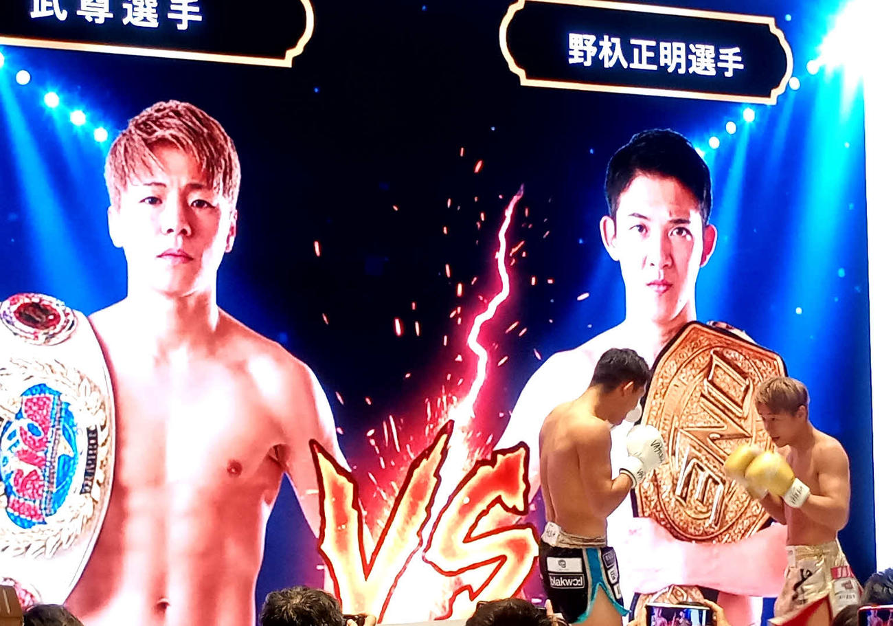 巨大スクリーンの前で、武尊（右）は野杁正明とガチスパーを敢行した