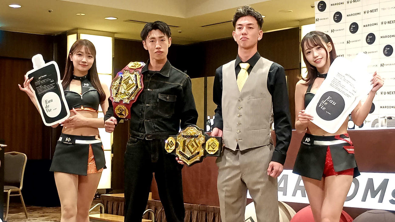 対戦する森岡悠樹（左から2人目）と福田拓海（同3人目）（左端はKNOCK OUTガールズの倉町はんな、右端は弓川いち華）