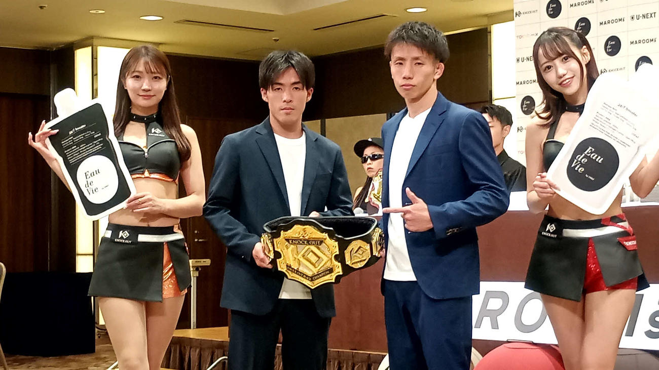 対戦する古木誠也（左から2人目）と内藤凌太（同3人目）。左端はKNOCK OUTガールズの倉町はんな、右端は弓川いち華