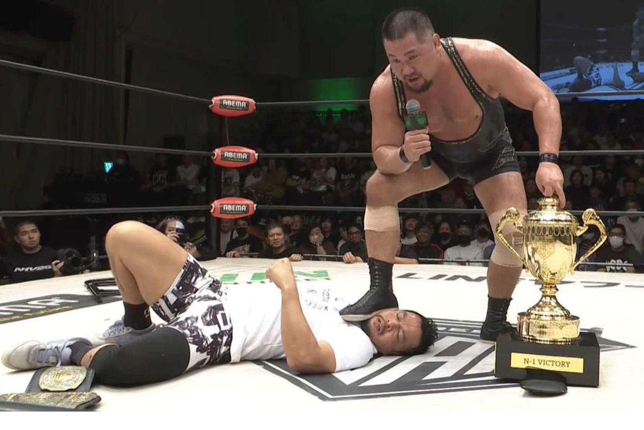 「俺の靴底をなめろ」とKENTAを踏みつけたN－1覇者のマサ北宮（WRESTLE UNIVERSE配信から）