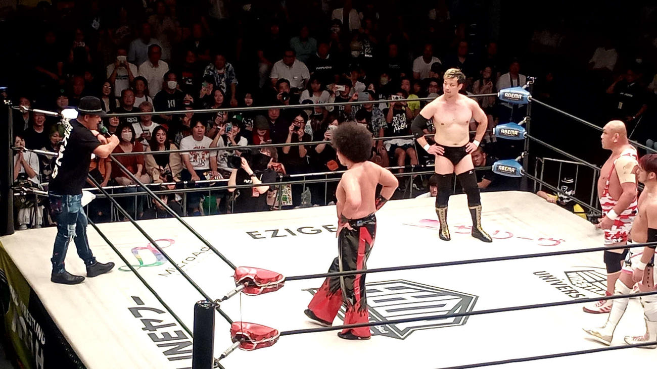 藤田和之（右から2人目）に対戦要求する鈴木みのる（左端）