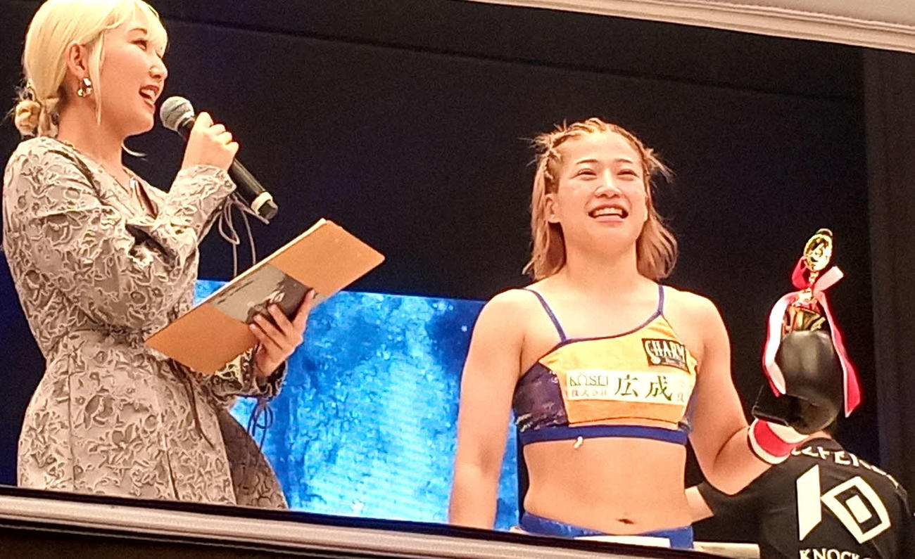 1回KO勝利を挙げ、笑顔でインタビューを受ける鈴木万李弥（右）