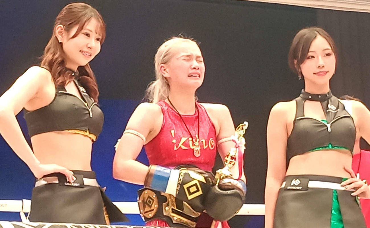自分でも納得のいく試合ができず、初戴冠にもかかわらず号泣したKiho（中央）