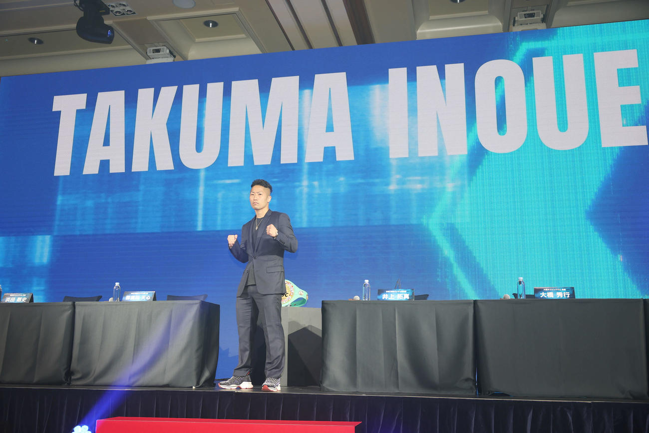 「Prime Video Boxing 14」記者会見でポーズをとる井上拓（撮影・宮地輝）