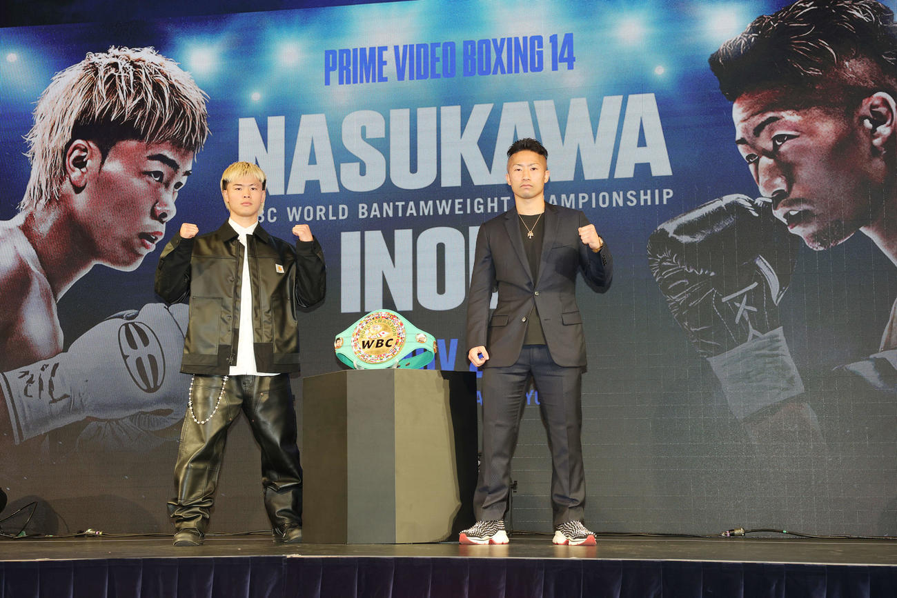 「Prime Video Boxing 14」記者会見でポーズをとる那須川（左）と井上拓（撮影・宮地輝）