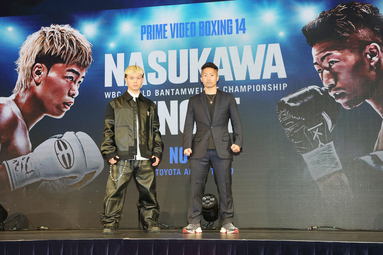 「Prime Video Boxing 14」記者会見でフォトセッションに臨む那須川（左）と井上拓（撮影・宮地輝）