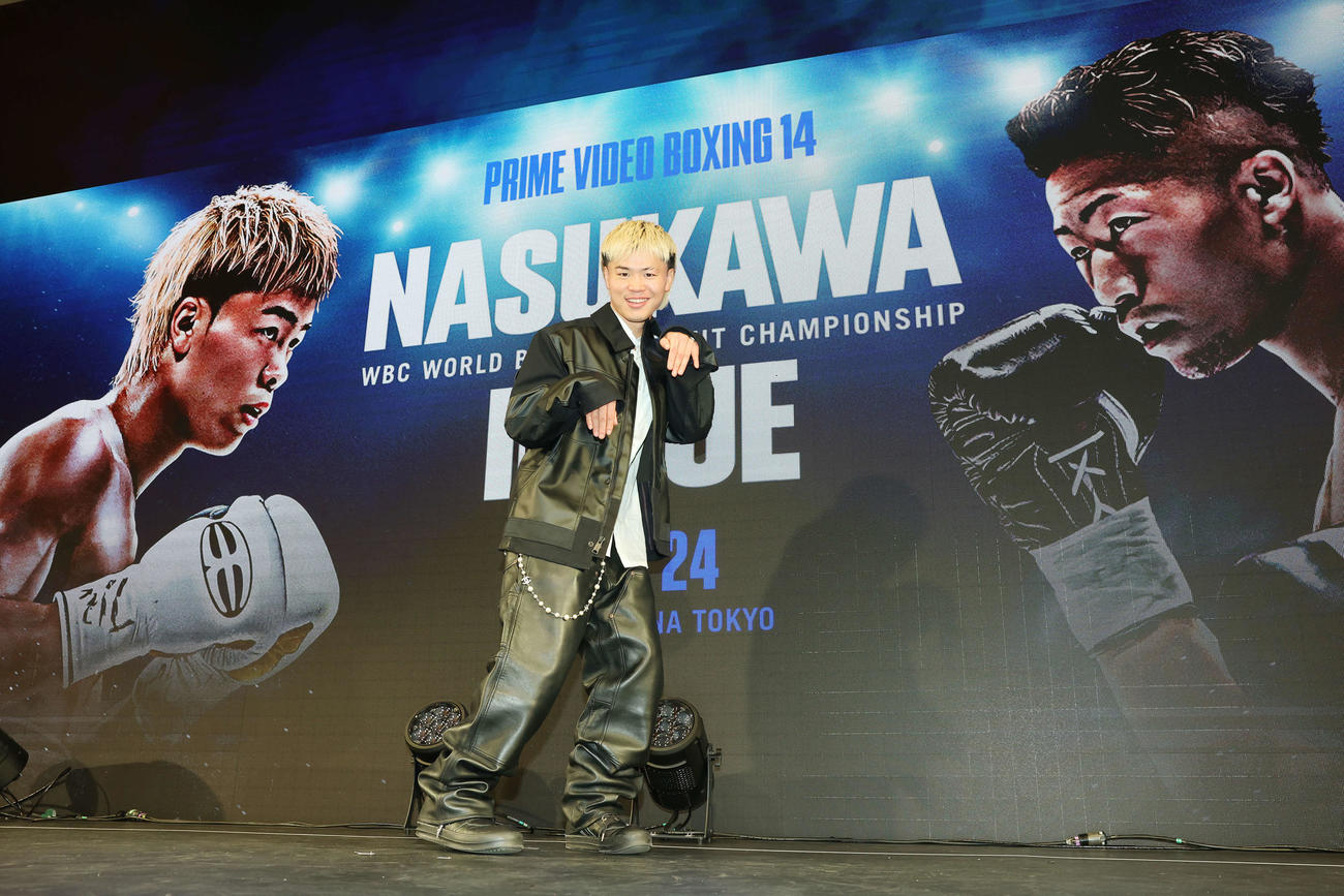 「Prime Video Boxing 14」記者会見で幽霊ポーズをとる那須川（撮影・宮地輝）