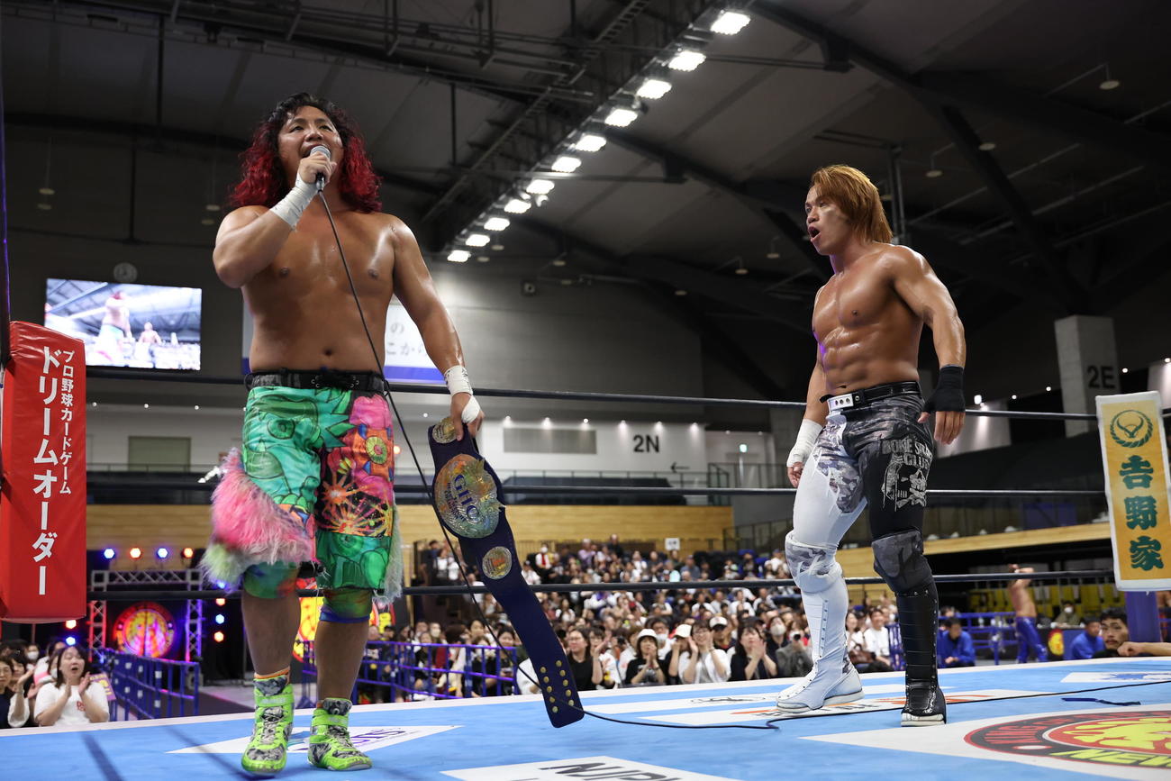 石森太二（右）とのシングルマッチを勝手にGHCジュニアヘビー級王座戦にすると宣言した高橋ヒロム（C）新日本プロレス