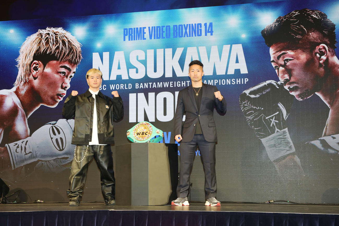 「Prime Video Boxing 14」記者会見でポーズをとる那須川（左）と井上拓（撮影・宮地輝）