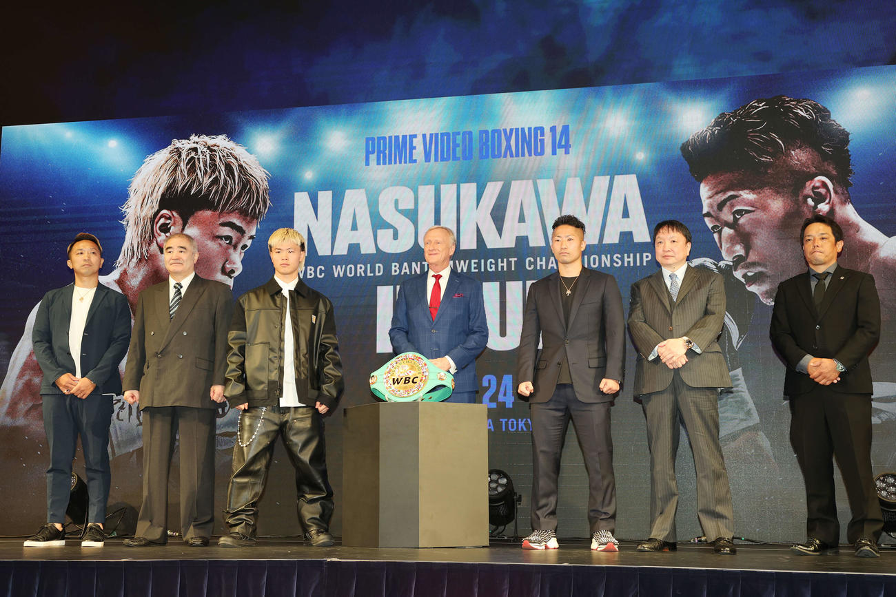 「Prime Video Boxing 14」記者会見でフォトセッションに臨む、左から粟生トレーナー、帝拳ジム浜田代表、那須川、ジミー・レノン・ジュニア氏、井上拓、大橋ジム大橋会長、北野トレーナー（撮影・宮地輝）