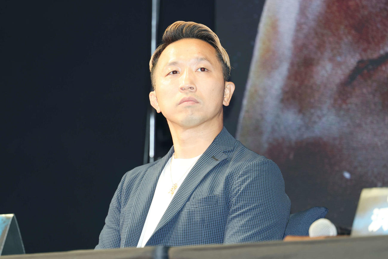 「Prime Video Boxing 14」記者会見に臨む粟生トレーナー（撮影・宮地輝）