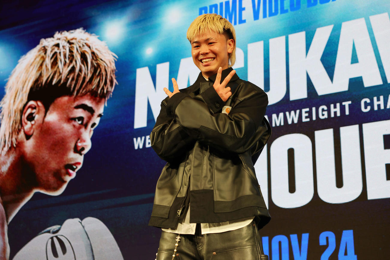 「Prime Video Boxing 14」記者会見で笑顔でポーズをとる那須川（撮影・宮地輝）