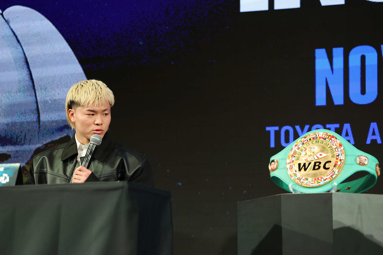 「Prime Video Boxing 14」記者会見でベルトを見つめる那須川（撮影・宮地輝）
