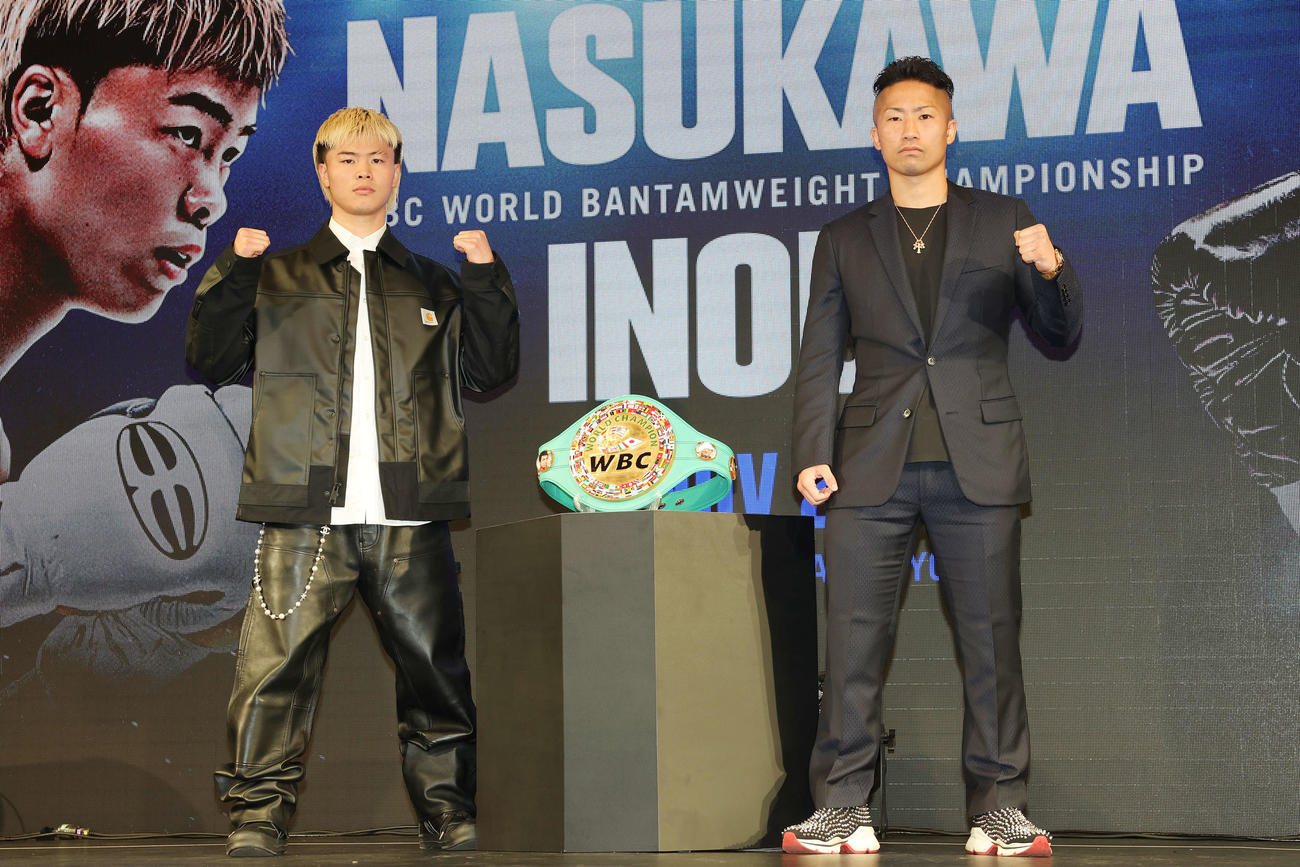 「Prime Video Boxing 14」記者会見でポーズをとる那須川（左）と井上拓（撮影・宮地輝）