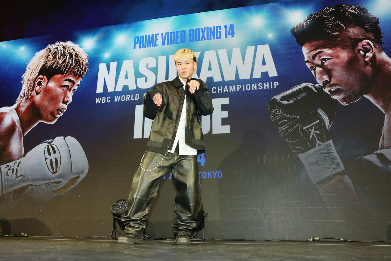 「Prime Video Boxing 14」記者会見で幽霊ポーズをとる那須川（撮影・宮地輝）