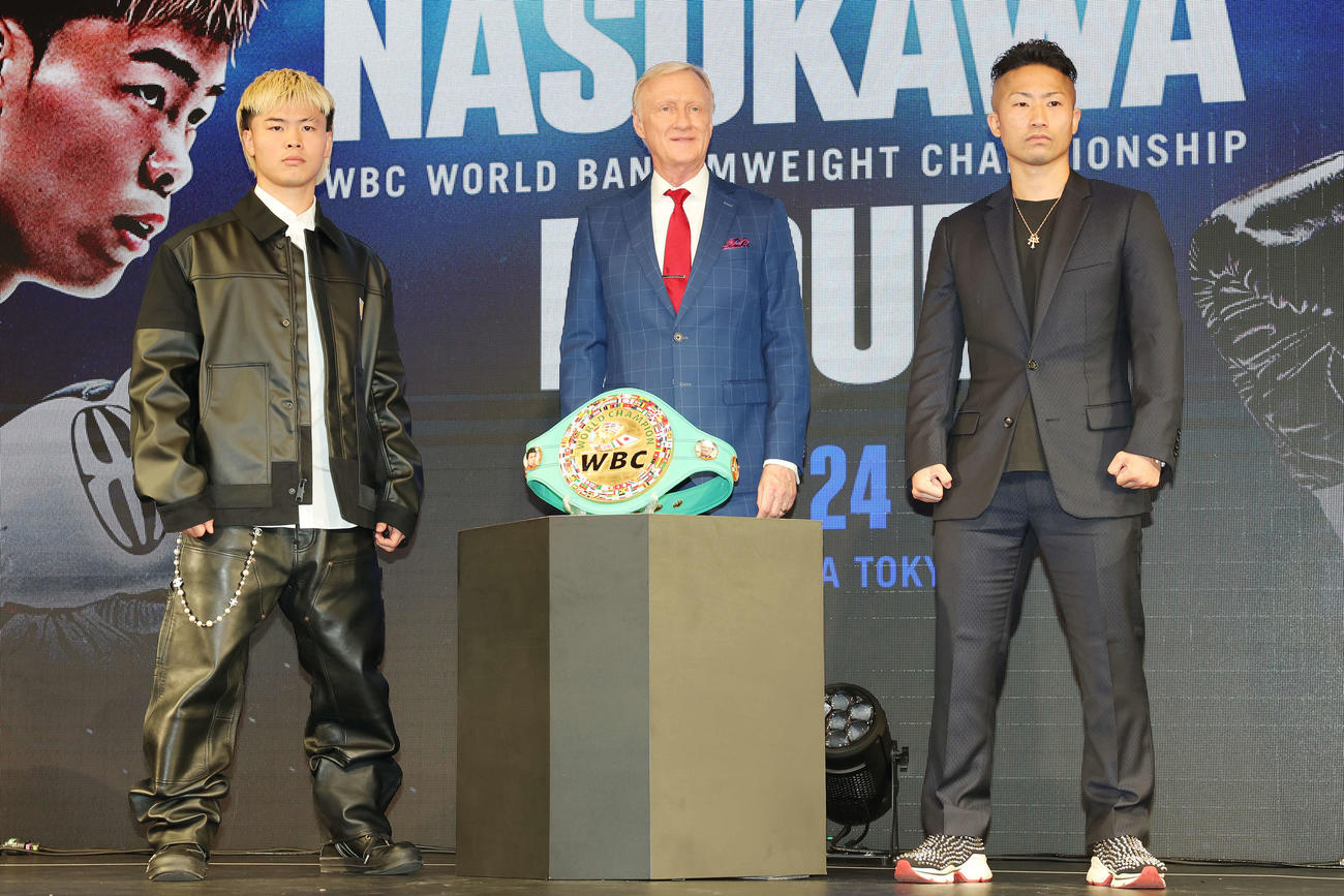 「Prime Video Boxing 14」記者会見でフォトセッションに臨む那須川（左）とジミー・レノン・ジュニア氏（中央）と井上拓（撮影・宮地輝）