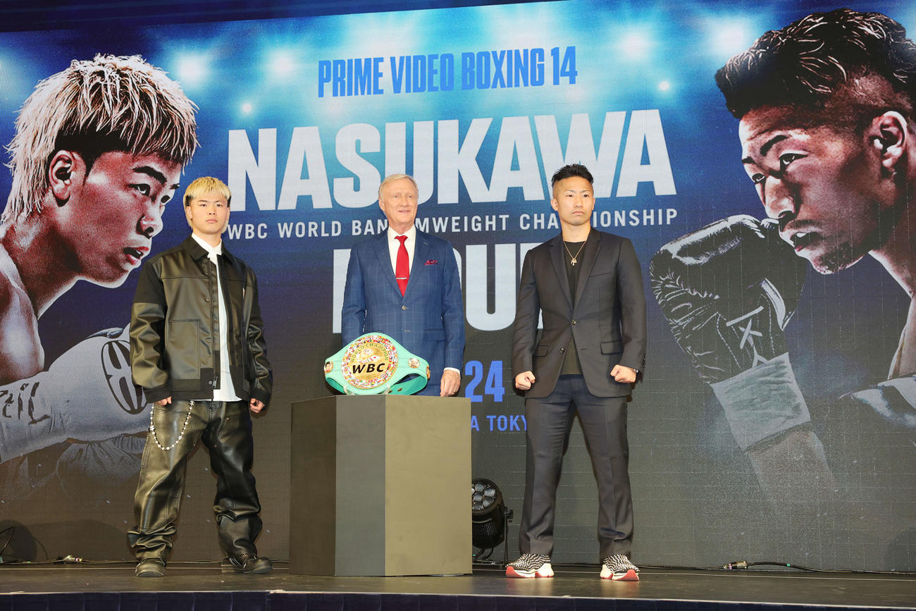 「Prime Video Boxing 14」記者会見でフォトセッションに臨む那須川（左）とジミー・レノン・ジュニア氏（中央）と井上拓（撮影・宮地輝）
