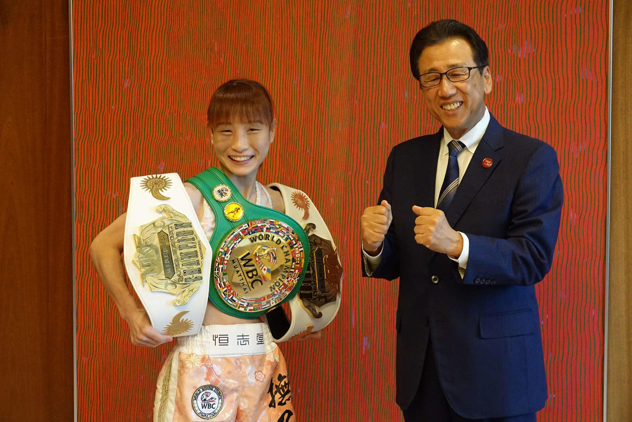札幌市の秋元市長と並んで笑顔の撫子（写真提供・布施鋼治氏）
