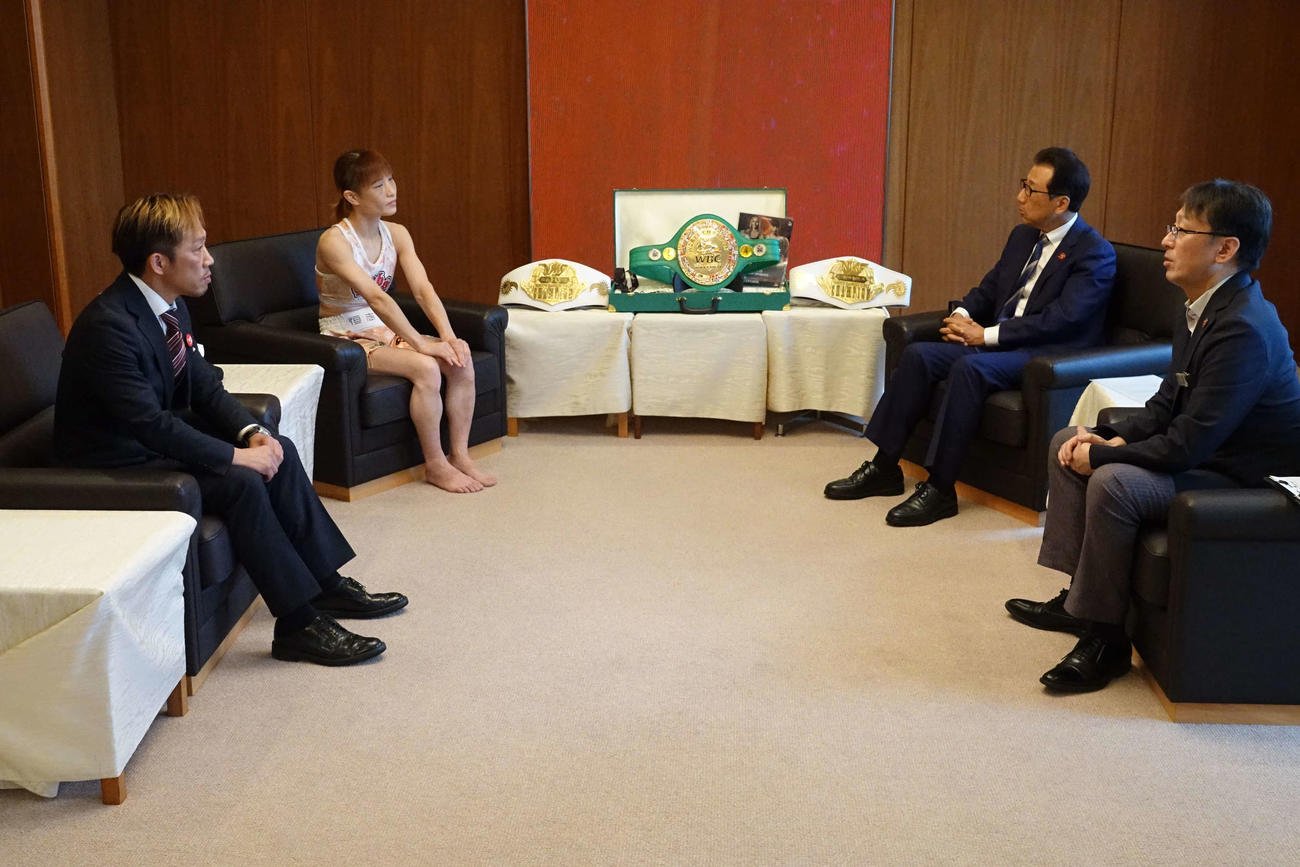 ジムのTOMONORI代表（左端）とともに秋元市長（右から2人目）を表敬訪問した撫子（同3人目）（写真提供・布施鋼治氏）