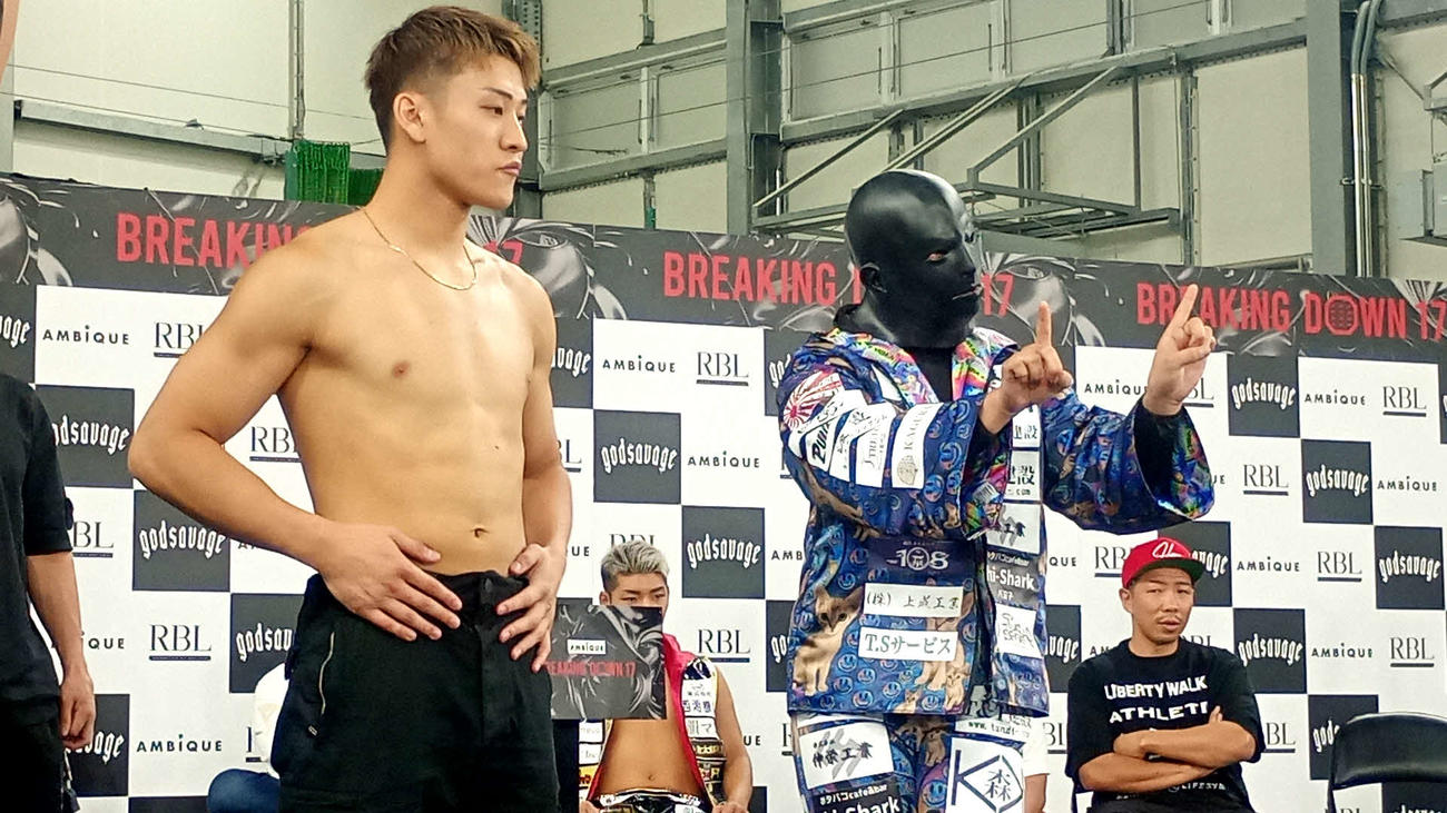 虎之介（左）がメカ君の異様なマスク姿に激怒し、自ら退席した