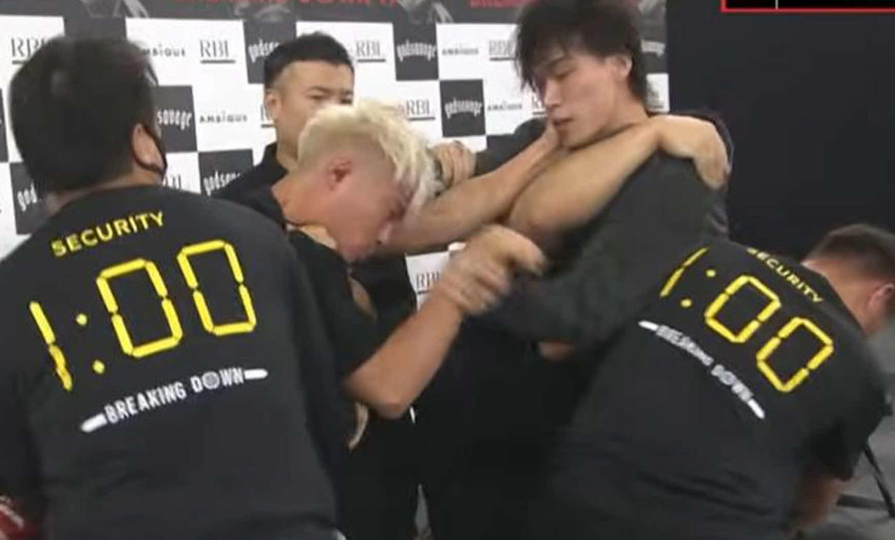赤田功輝（中央左）と細川一颯（同右）が乱闘に（朝倉未来のYouTubeチャンネルから）