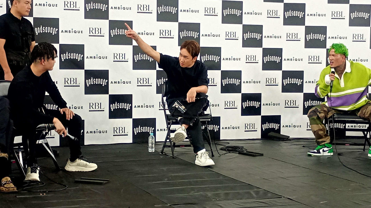 シェンロン（右）との終わらぬ怒鳴りあいにあきれた朝倉未来CEOはドラゴンを退場させた