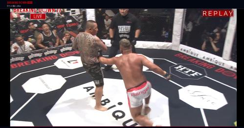 暴君つよしのパンチで膝をつくタンク内藤（BreakingDown LIVEより）