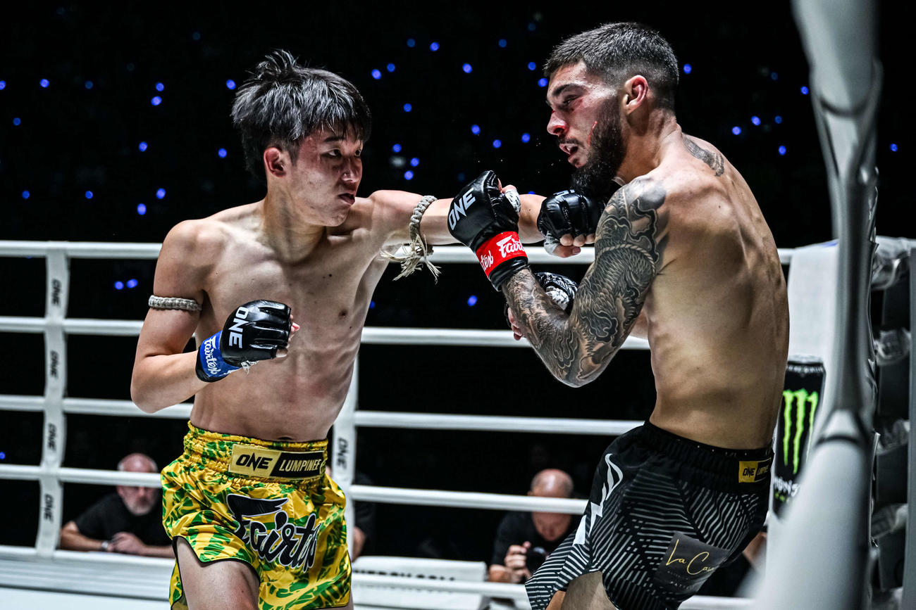 強烈なストレートでクラリスを打ち抜く石井寿来（C）ONE Championship