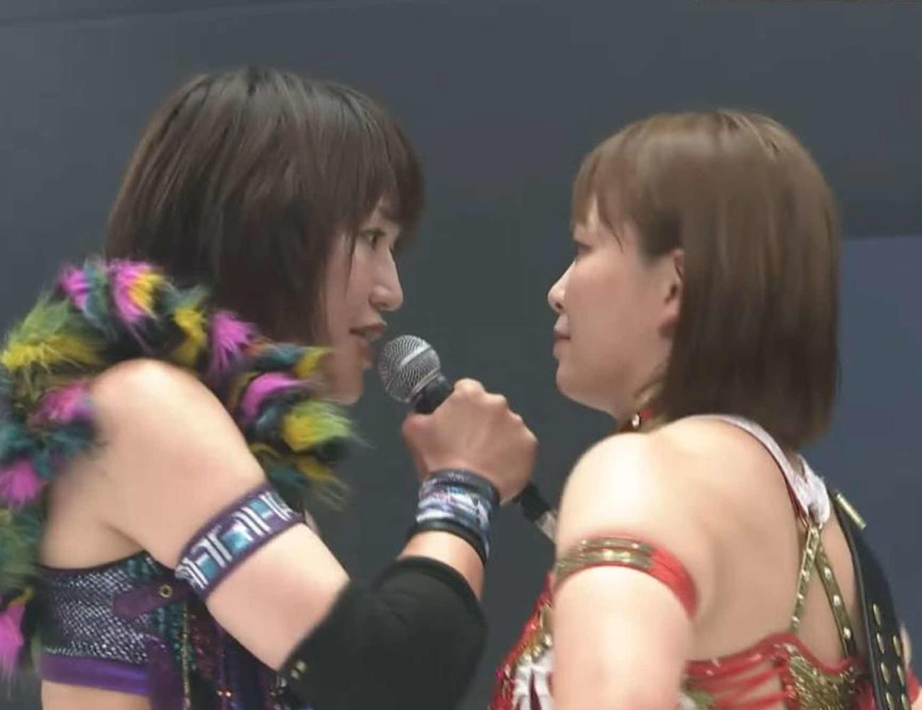 試合後のリング上でにらみ合った朱里（左）とSareee（スターダム公式YouTubeから）