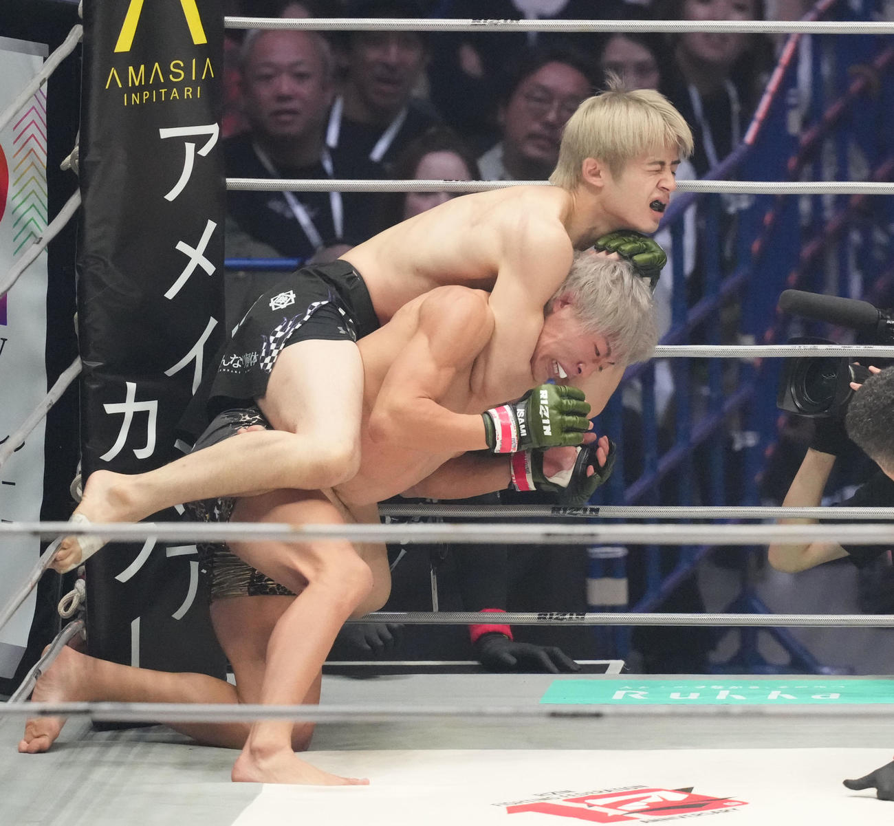 1回、平本（上）は冨沢に絞め技で攻める（撮影・森本幸一）