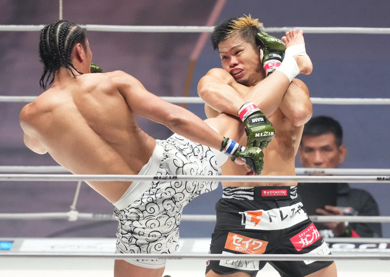 3回、鈴木（右）はファン・イェーロウのキックをブロックする（撮影・森本幸一）