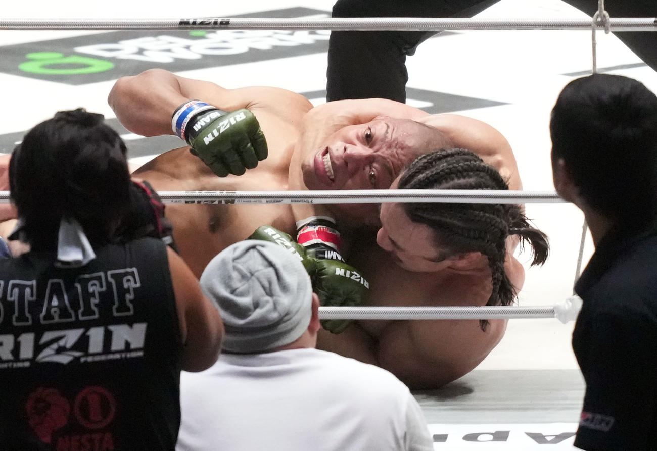 3回、矢地（右）は芳賀に絞め技で勝利する（撮影・森本幸一）