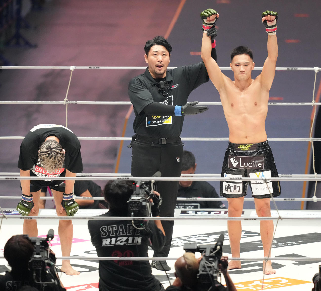 高木（右）は三宅に判定勝利する（撮影・森本幸一）
