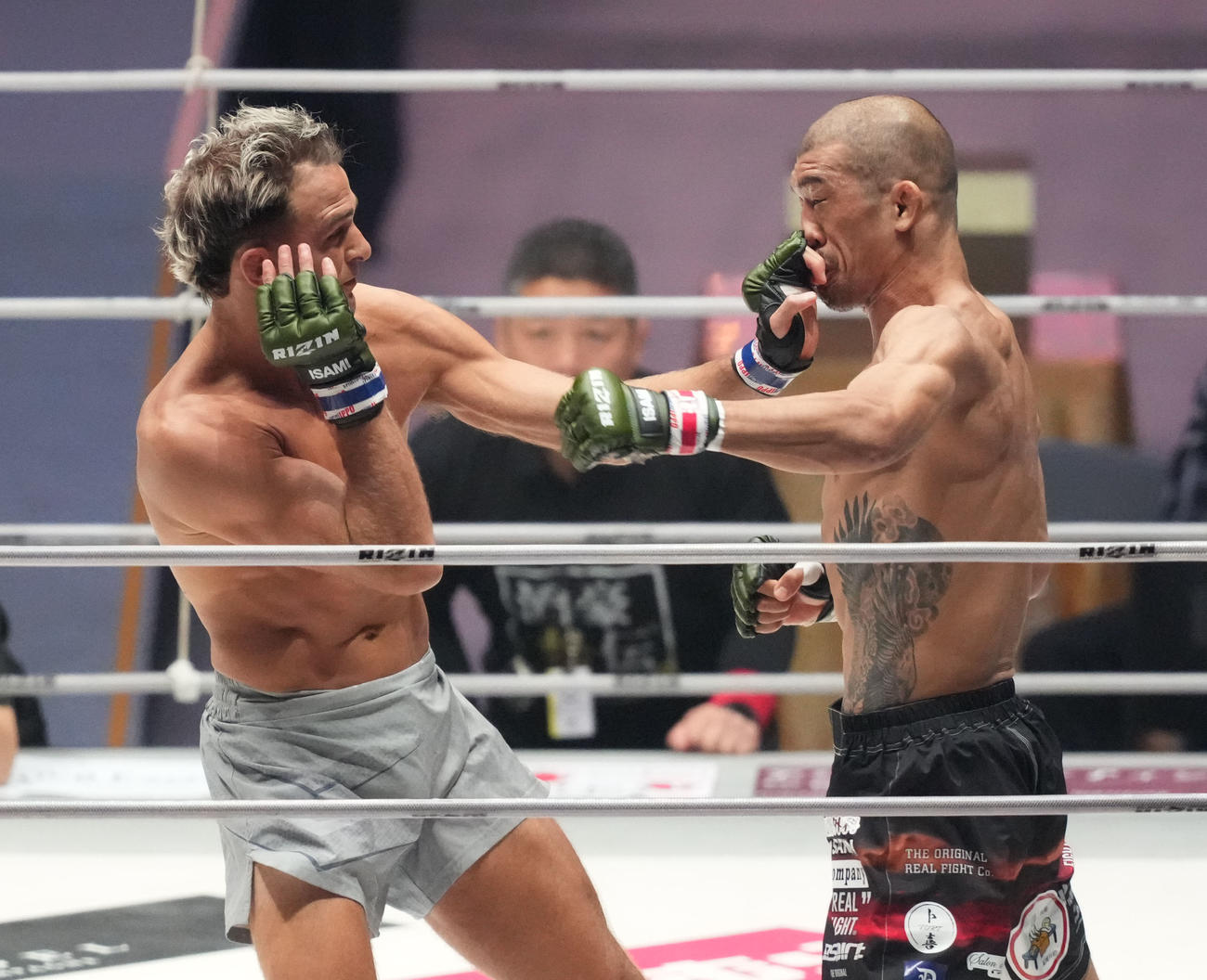 1回、サバテロ（左）は佐藤将にパンチを放つ（撮影・森本幸一）