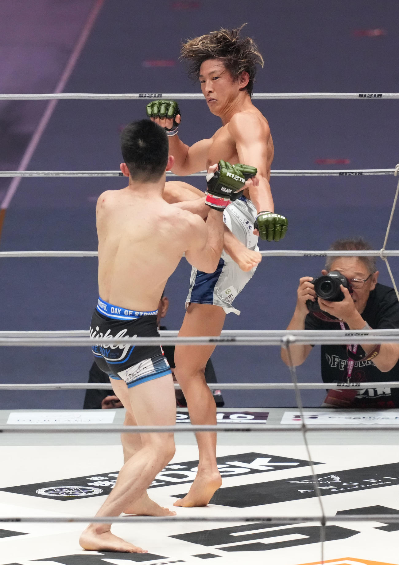 2回、小林（右）は佐藤執にキックを放つ（撮影・森本幸一）