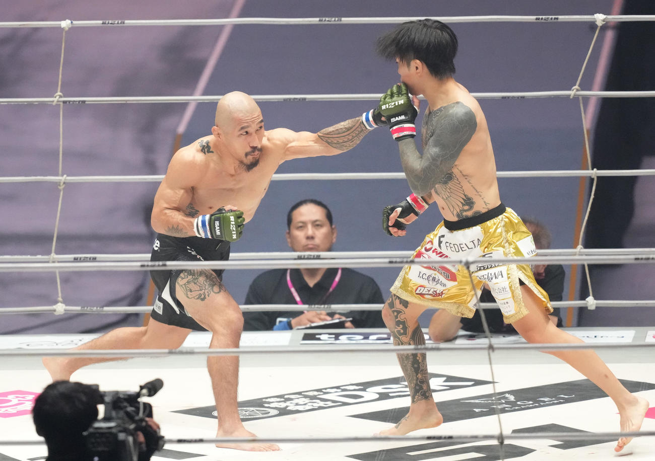 2回、山本アーセン（左）は伊藤にパンチを放つ（撮影・森本幸一）